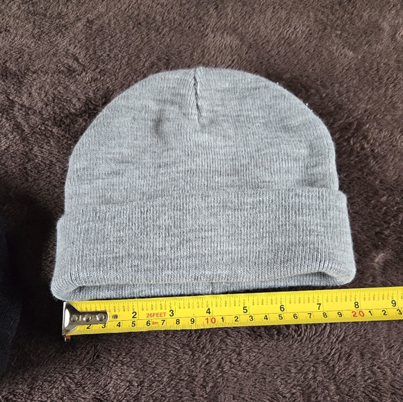 2 women's Toques - Picture 6 of 6